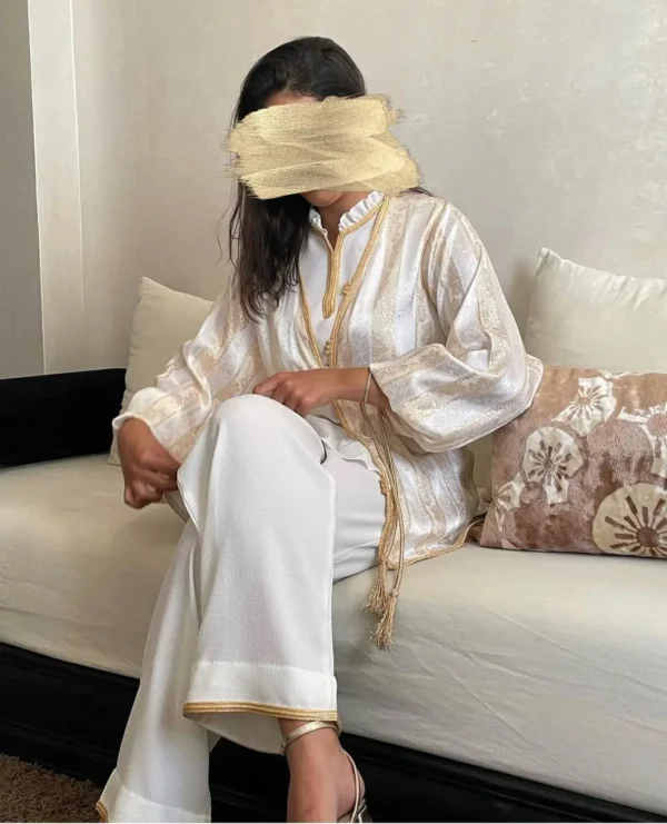 ⁦طقم مناسبات فاخر بتطريز ذهبي وتصميم أنيق شرقي⁩ - الصورة ⁦2⁩