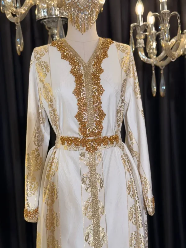 ⁦قفطان مغربي ملكي بخامة حرير ساتان وتطريز ذهبي فاخر⁩ - الصورة ⁦5⁩