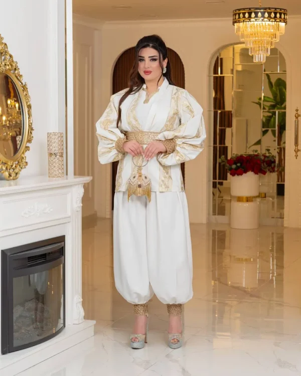 طقم مناسبات فاخر بتطريز ذهبي وتصميم أنيق شرقي