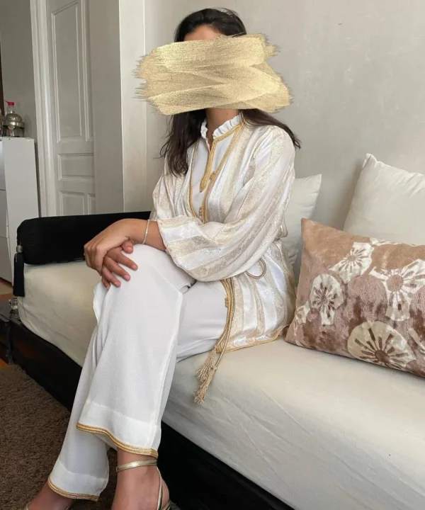 ⁦طقم مناسبات فاخر بتطريز ذهبي وتصميم أنيق شرقي⁩ - الصورة ⁦4⁩