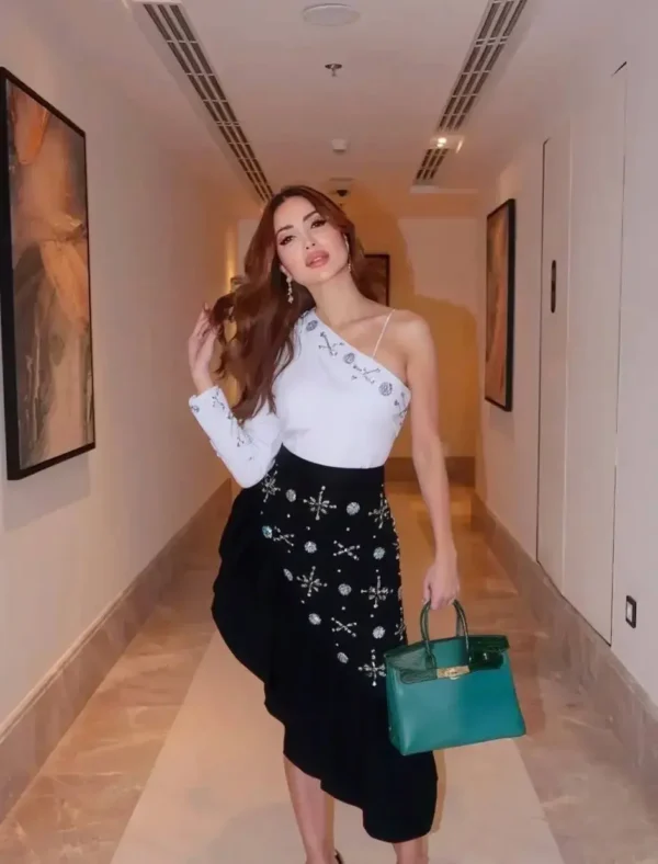 ⁦طقم سهرة أنيق بتوقيع نسرين طافش⁩ - الصورة ⁦2⁩