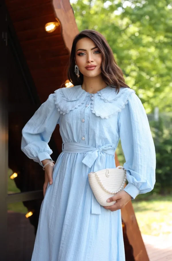 ⁦فستان بياقة مزخرفة وتصميم كلاسيكي أنيق⁩ - الصورة ⁦3⁩